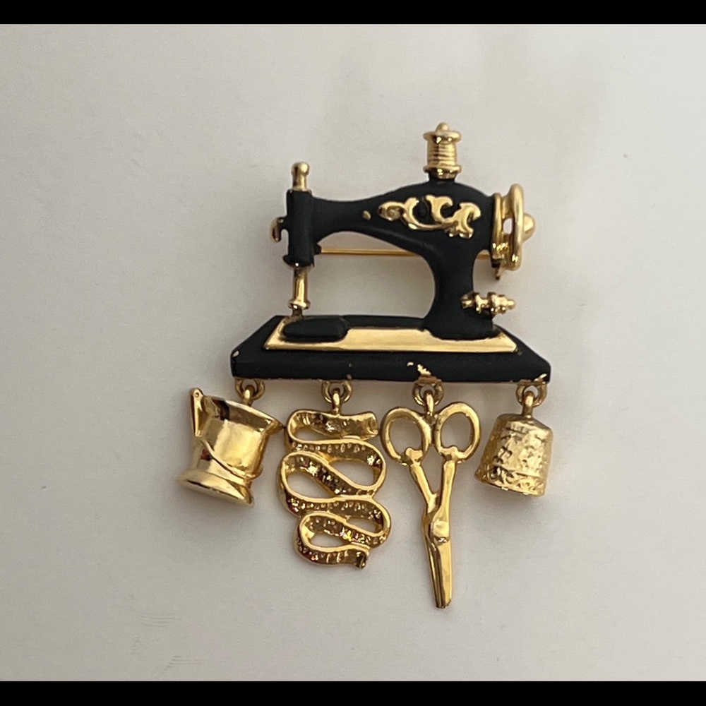 Dancraft Sewing Machine Brooch Gold & Black